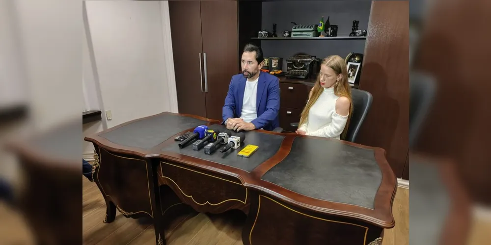 O advogado Igor José Ogar ao lado da vítima, Susana Aretz, durante entrevista coletiva nesta segunda-feira (8).