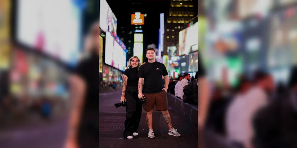 O renomado fotógrafo Diego Ribeiro, conhecido por eternizar momentos únicos com olhar sensível e talento ímpar, celebra nesta terça-feira (21) mais um ano de vida. Na foto, aparece ao lado de sua esposa, Mylene Gabriele, em um registro que traduz carinho e cumplicidade.
Da Coluna RC, nossos votos de um novo ciclo repleto de inspiração, prosperidade e grandes realizações.