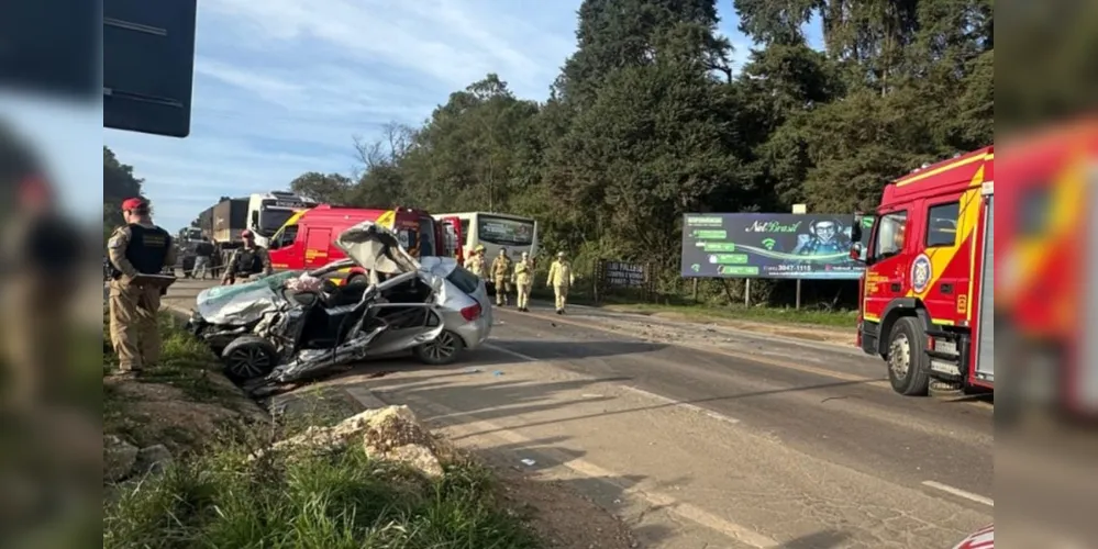 Imagem ilustrativa da imagem Acidente entre carro e ônibus mata jovem e deixa adolescente ferido