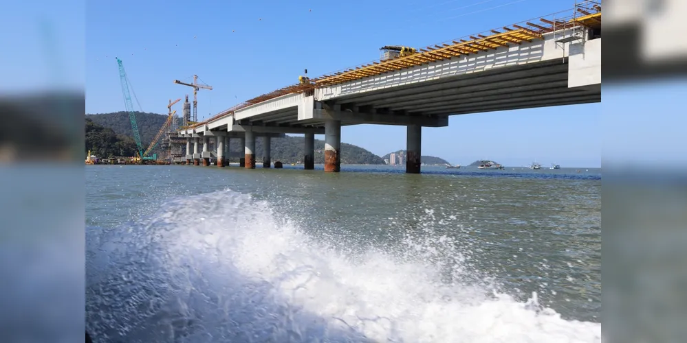 Imagem ilustrativa da imagem Ponte de Guaratuba tem novos estais instalados e mantém bom ritmo de obras