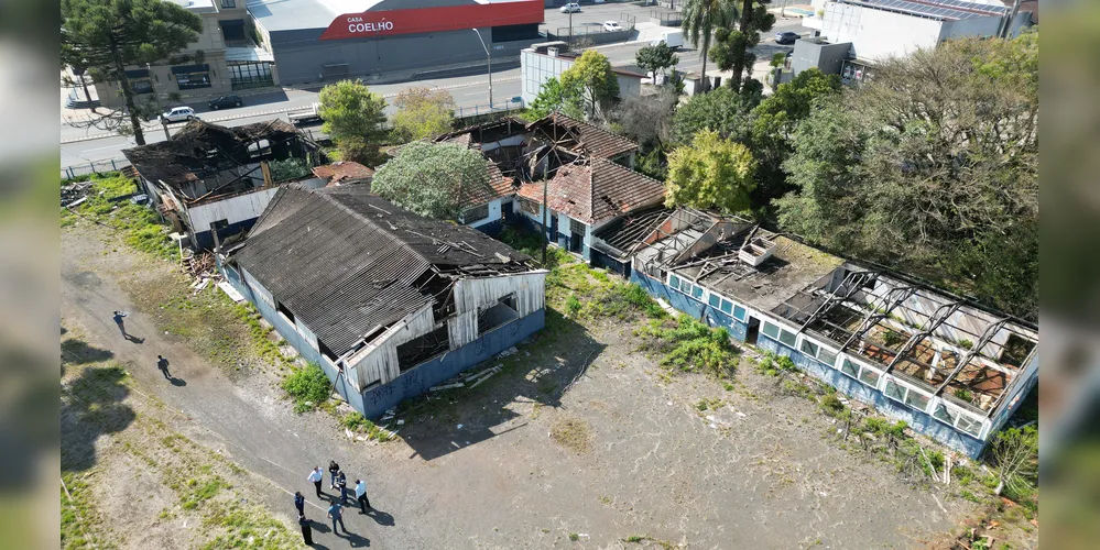 Imagem aérea revela atual situação de antiga oficina ferroviária, no bairro Oficinas