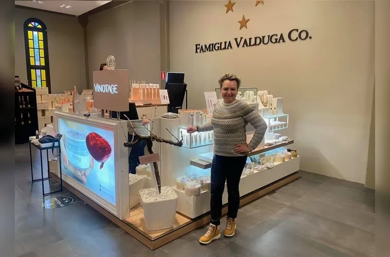 A brilhante farmacêutica e bioquímica Valéria Schafranski celebra nesta terça-feira (9) a passagem de seu aniversário, iniciando um novo e inspirador ciclo em sua trajetória. Da Coluna RC, seguem nossos votos de que esta data seja o ponto de partida para uma jornada ainda mais luminosa, repleta de alegrias, conquistas e realizações.