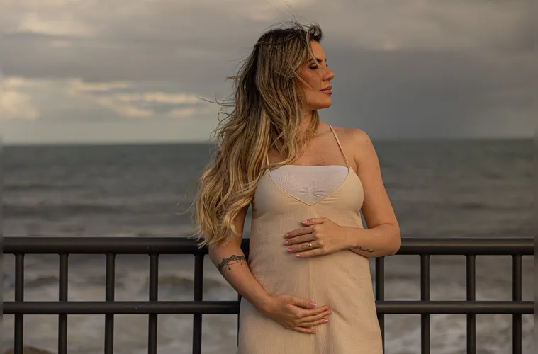 Em um registro encantador do fotógrafo Laertes Soares, Caroline Miranda e Cassio Rissardo posam ao lado dos filhos Benício e Benjamin de Miranda Rissardo, em um momento de ternura e expectativa.