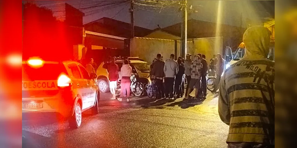 Populares acompanharam o atendimento das autoridades de segurança