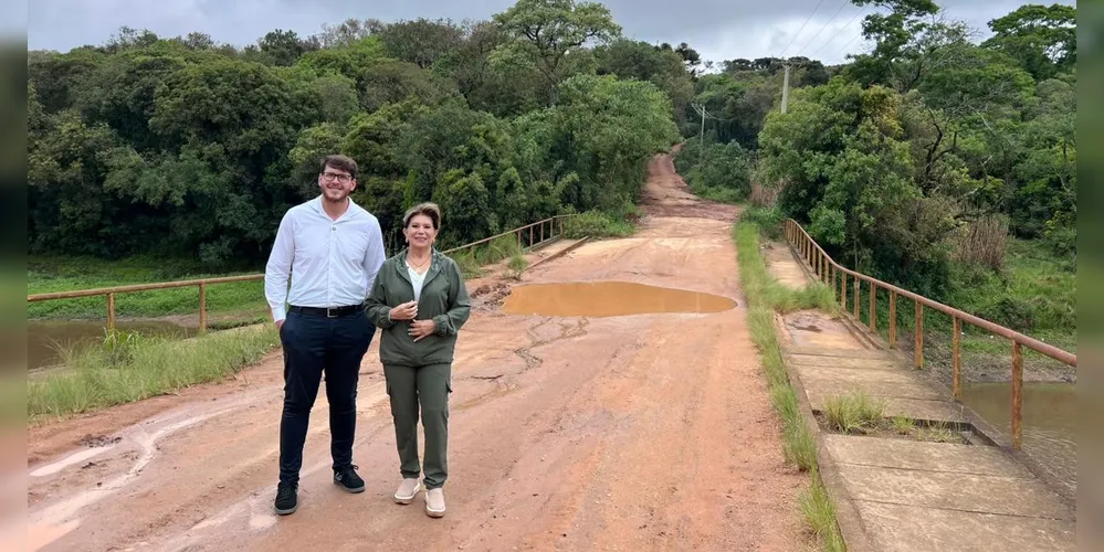 Secretário de Infraestrutura, Luiz Honesko, e prefeita Elizabeth Schmidt, visitaram a 'Ponte Preta'