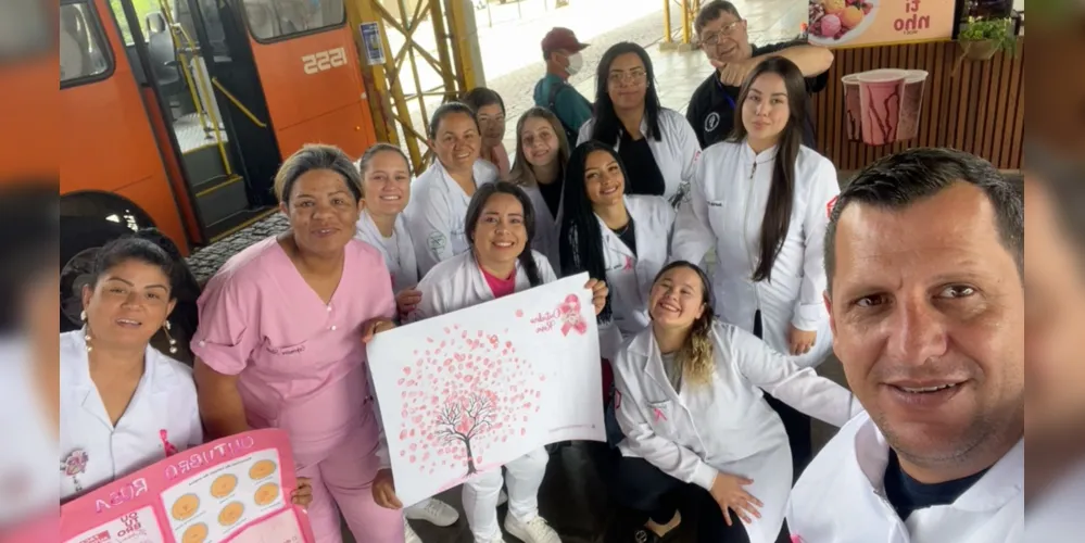 Professora Silvana e os alunos do curso técnico de enfermagem