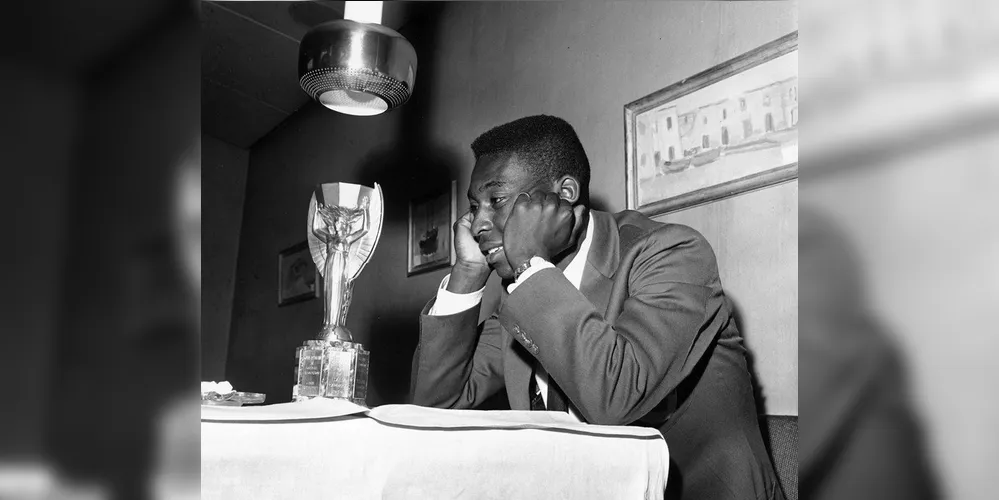 Pelé admira troféu da Copa do Mundo de 1958