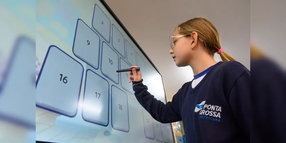 Alunos usam tela interativa na escola Profª. Minervina França Scudlareck