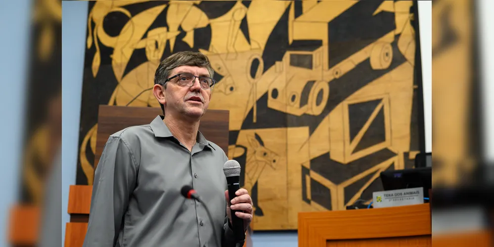 Cláudio Grokovski, secretário da Fazenda, presta contas do orçamento municipal, na Câmara Municipal