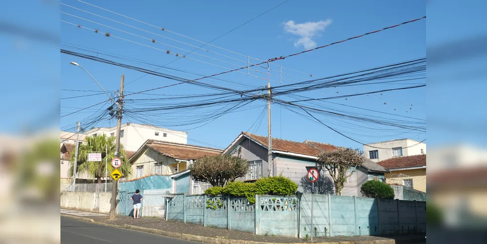 Esquina das ruas Custódio de Melo com Barão de Teffé, em área residencial, mostra fios aéreos sobre as casas.