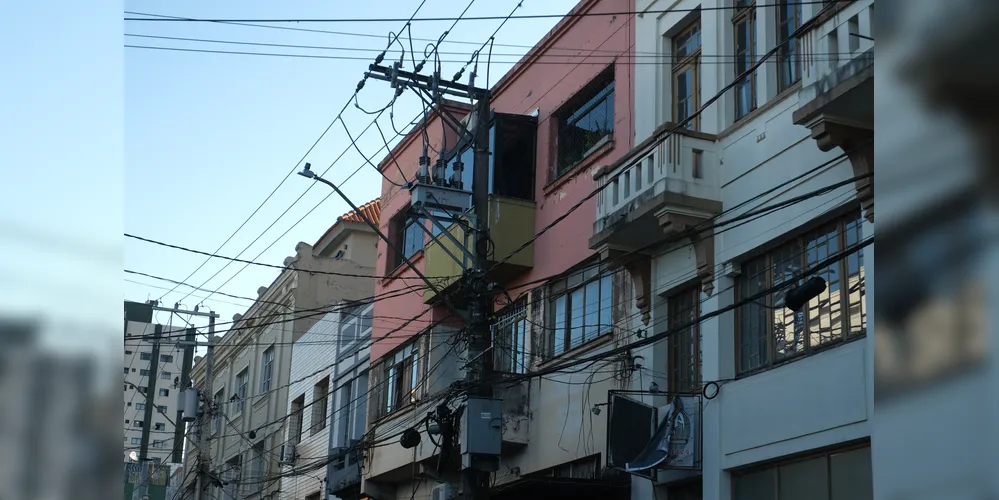 Fiação aérea próxima a janelas e varandas na rua Santos Dumont, no Centro de Ponta Grossa
