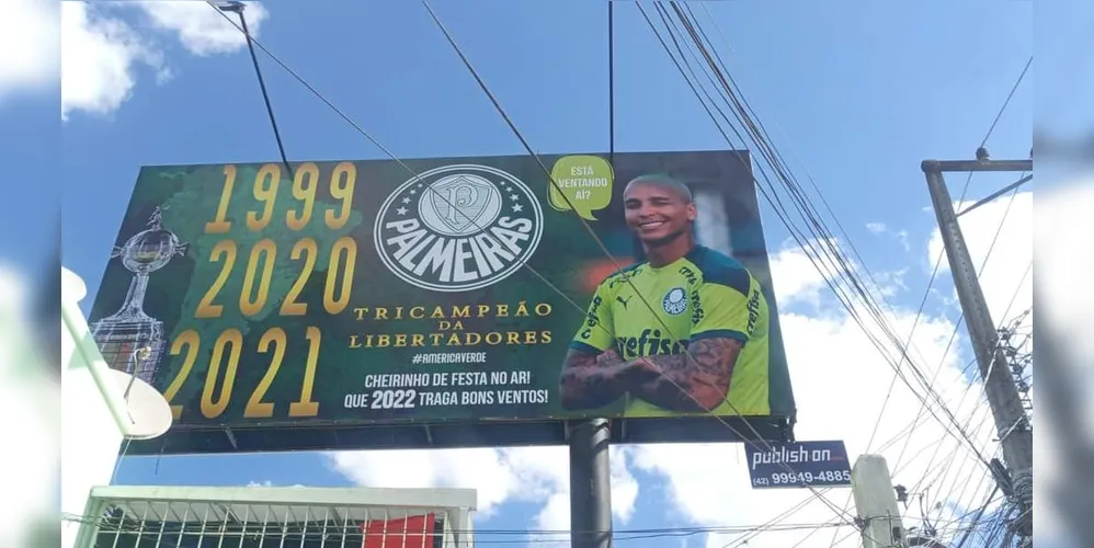 Outdoor montado ao lado de ponto flamenguista em 2021, na cidade de Ponta Grossa