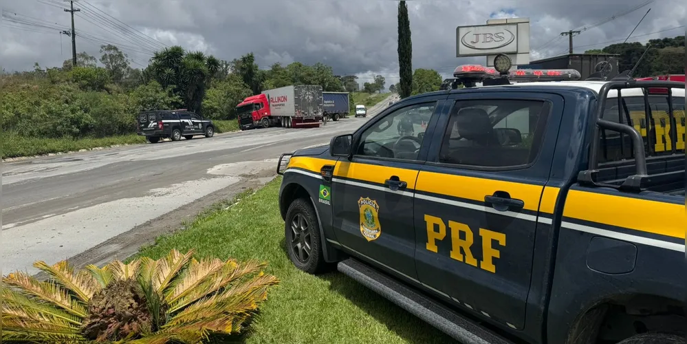 Imagem ilustrativa da imagem Caminhão ‘faz L’ e motorista morre em grave acidente na Lapa