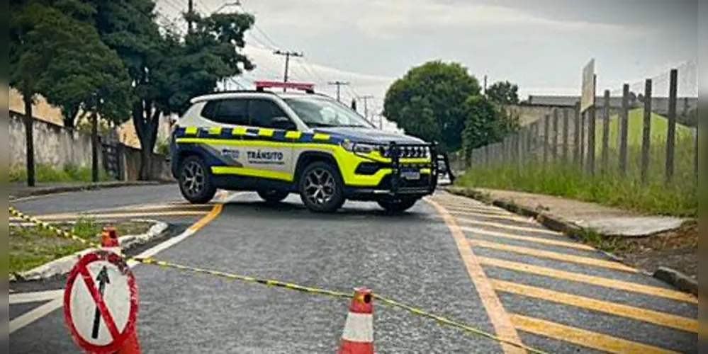 Agentes de Trânsito bloquearam a via diante do risco aos motoristas