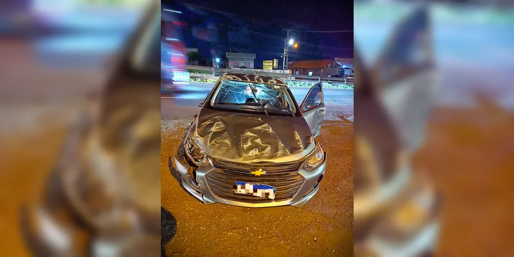 Automóvel ficou destruído após o capotamento