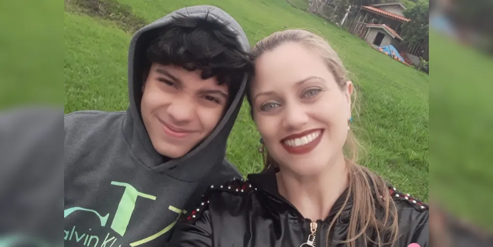 Angélica e o filho, Vítor da Silva, morto por complicações causadas pelo cigarro eletrônico