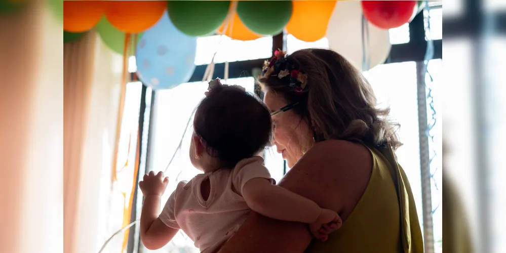 Crianças participam de celebração em casa da acolhida, onde ficam sob cuidados de famílias antes de serem adotadas