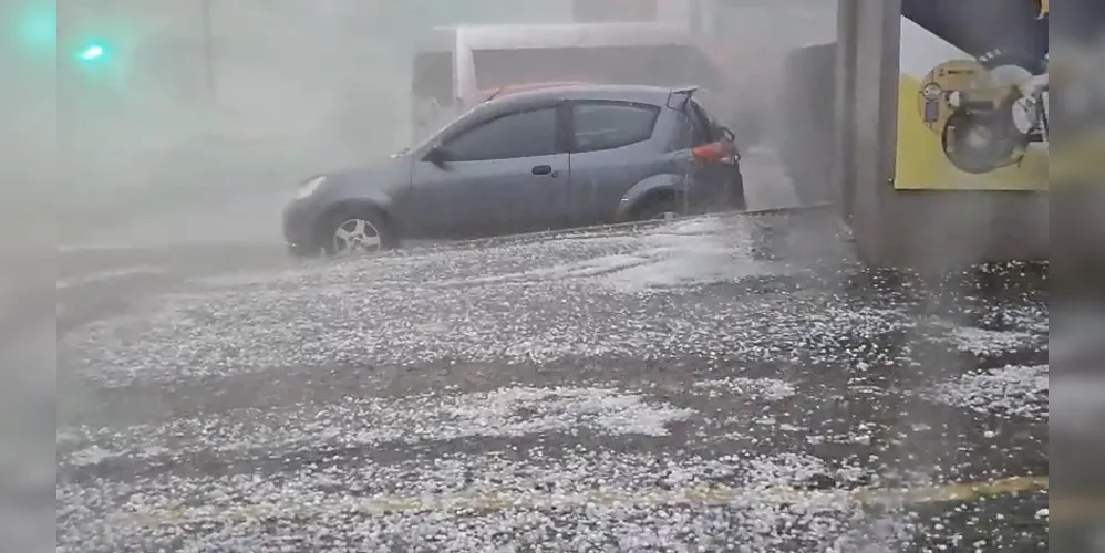 Granizo está caindo junto da chuva em Ponta Grossa