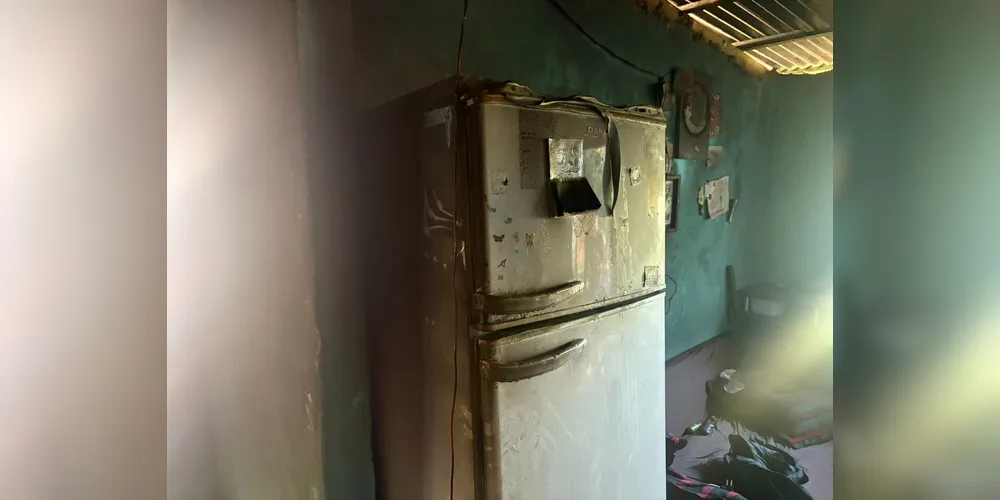 Geladeira ficou bastante danificada externamente