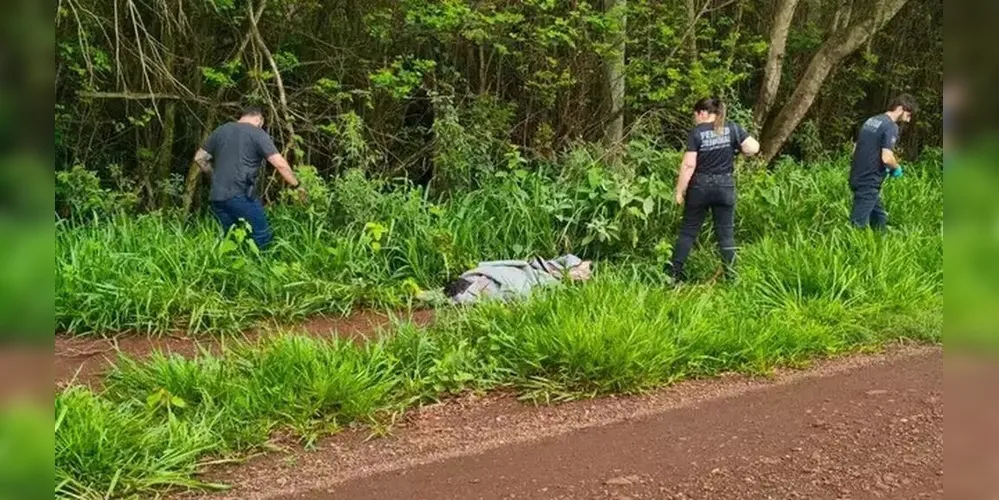 Corpo da vítima foi encontrado enrolado em tapete ao lado de mata