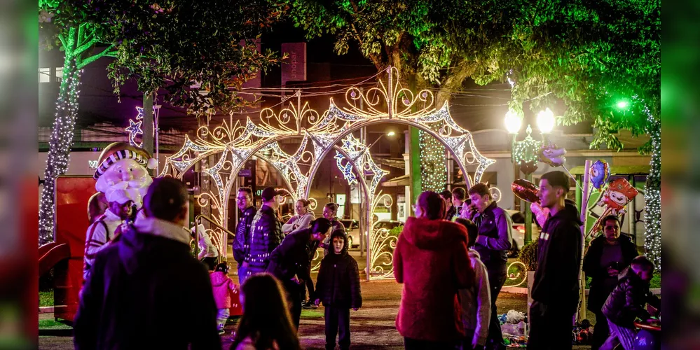 O Natal já começou a tomar forma em Campo Largo que está recebendo, desde a semana passada, as instalações da decoração