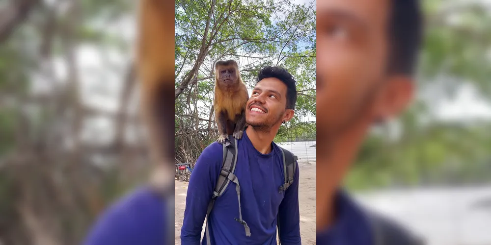 Maruan Matheus em registro fotográfico com um mico durante viagem