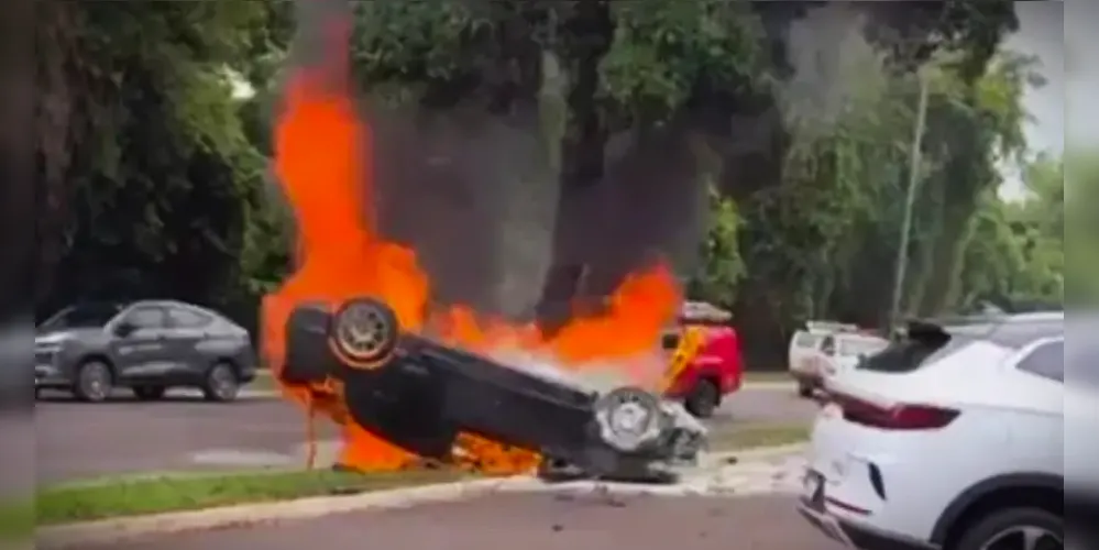 Veículo que ele estava foi consumido pelas chamas