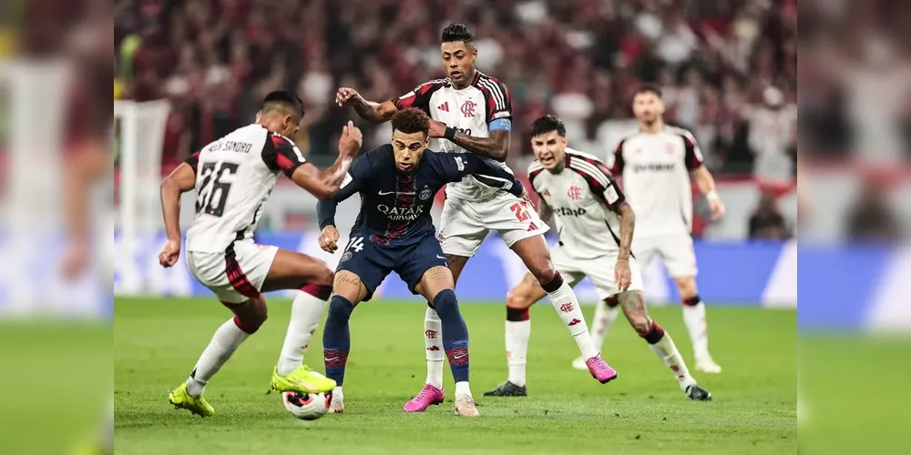 Doué em meio a quatro marcadores do Flamengo