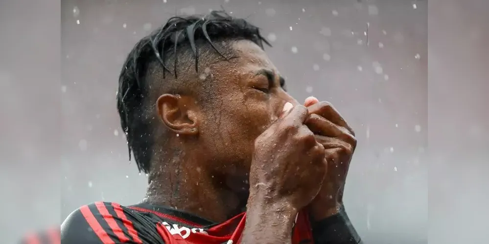 Bruno Henrique comemora um de seus gols contra o Botafogo, na Supercopa