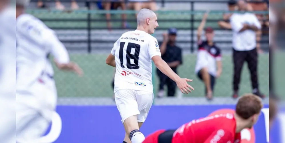 Germano, que saiu do banco de reservas, comemorando seu gol