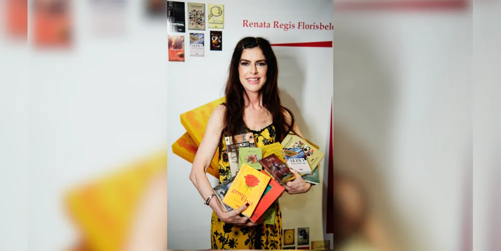 A escritora Renata Regis Florisbelo com suas obras