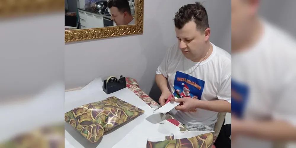 Fábio embalando presentes entregues em edição anterior