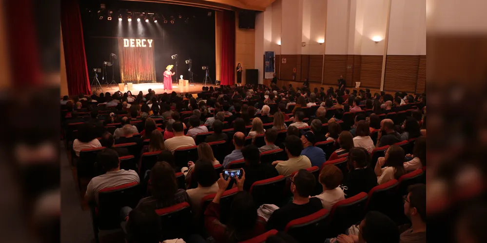 A peça no Teatro Marista reuniu mais de 250 pessoas e abriu a Mostra Adulta do Festival.