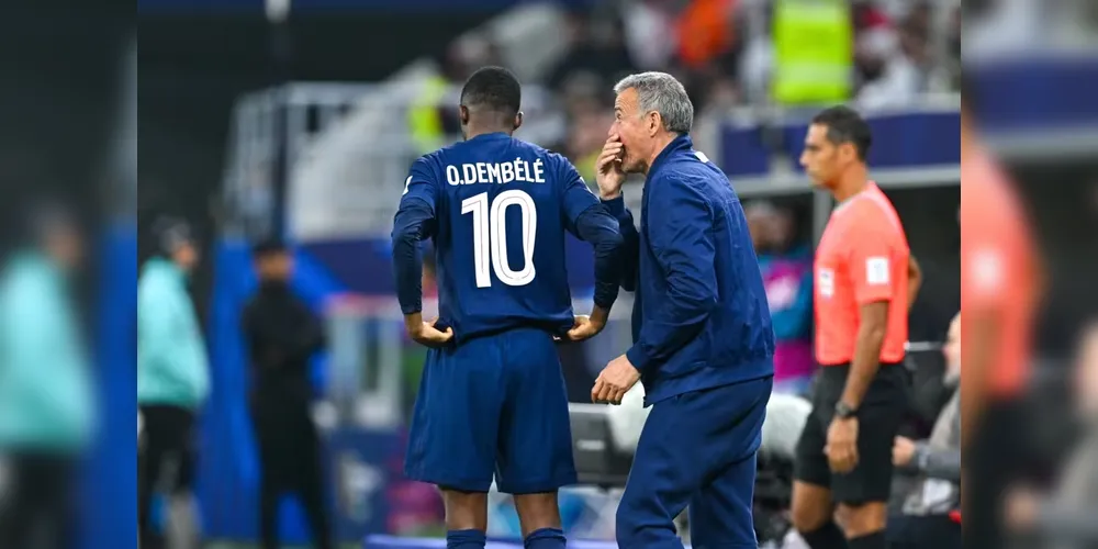 Luis Enrique conversando com o jogador eleito o melhor do mundo pela Fifa, Ousmane Dembelé