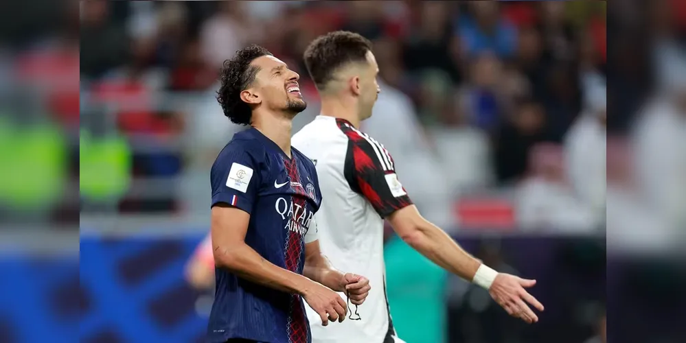 Marquinhos lamentando após perder última chance de ampliar o placar do jogo na etapa normal