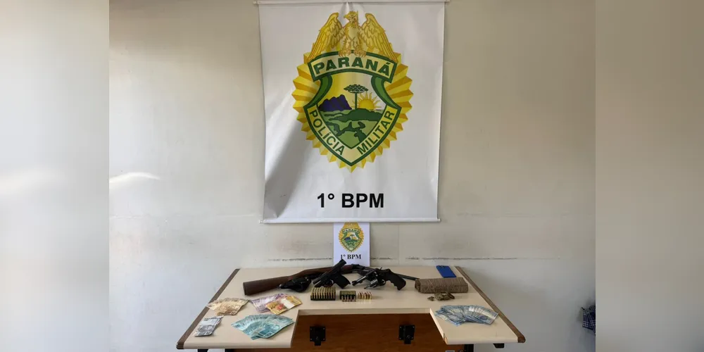 Armas, simulacros de arma de fogo e dinheiro foram apreendidos durante ação