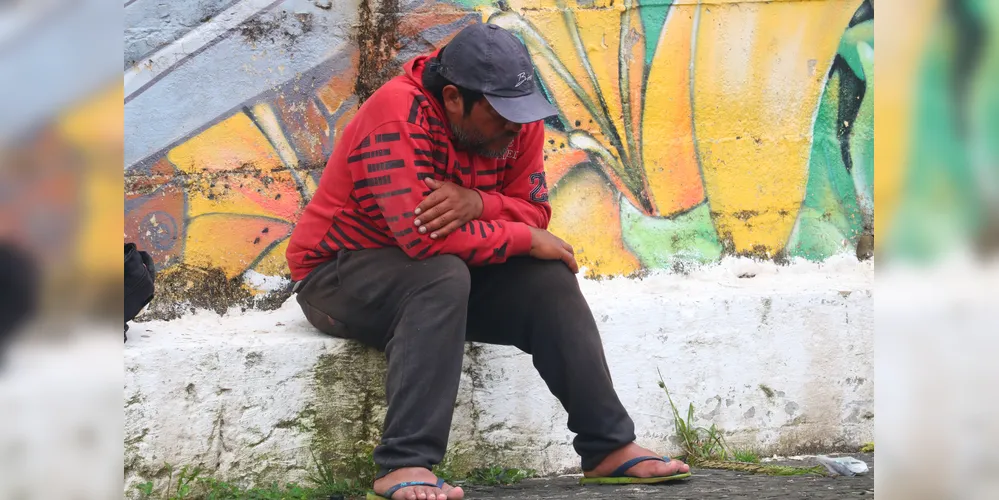 Registro mostra homem sozinho nas ruas da cidade.