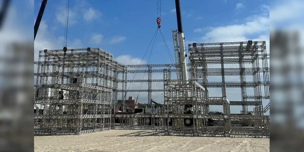 Estrutura do palco sendo montada