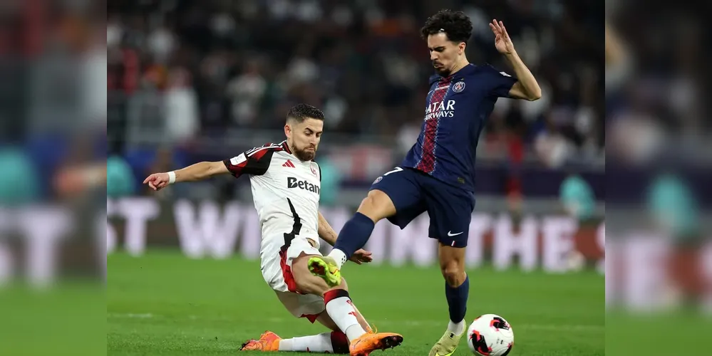 Vitinha e Jorginho em uma disputa de bola