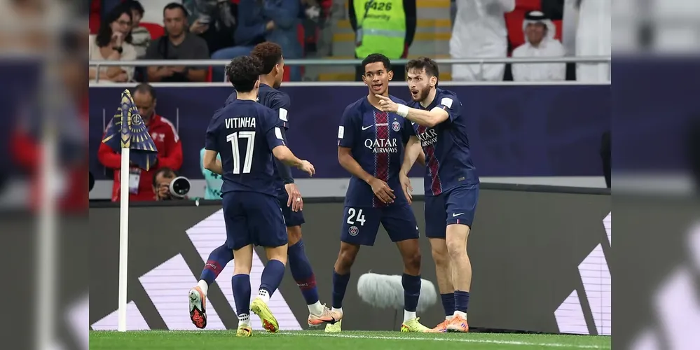 Kvaratskhelia comemorando com seus companheiros após marcar o 1º gol do jogo