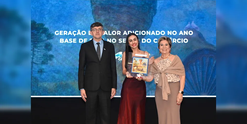 Secretários Cláudio e Faynara acompanhados da prefeita Elizabeth