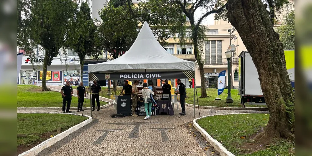 Estandes da Polícia Civil montado na Praça Barão do Rio Branco