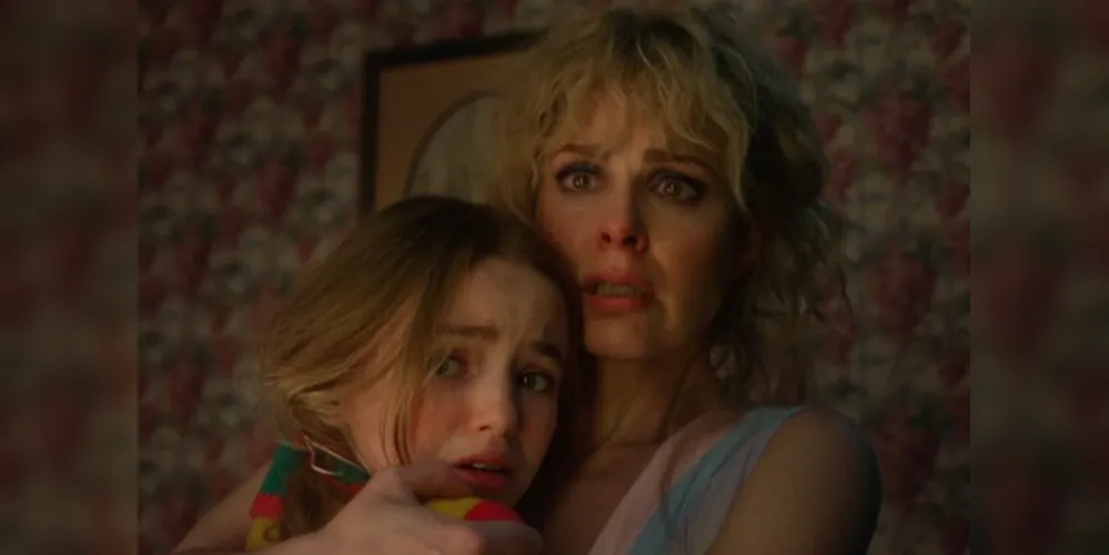 Nell Fisher como Holly Wheeler e Cara Buono como Karen Wheeler em Stranger Things