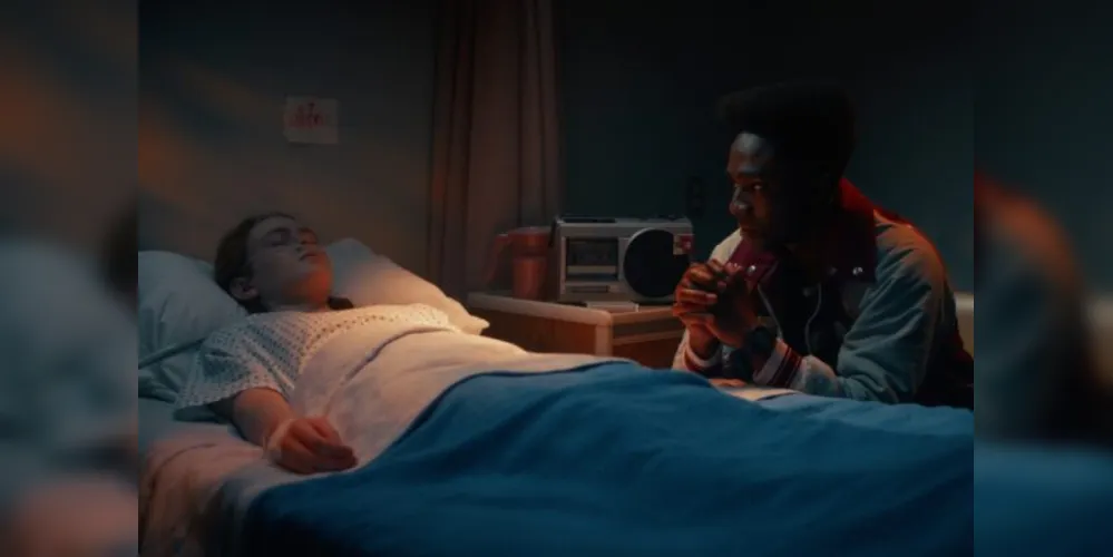 Sadie Sink como Max Mayfield e Caleb McLaughlin como Lucas Sinclair em Stranger Things