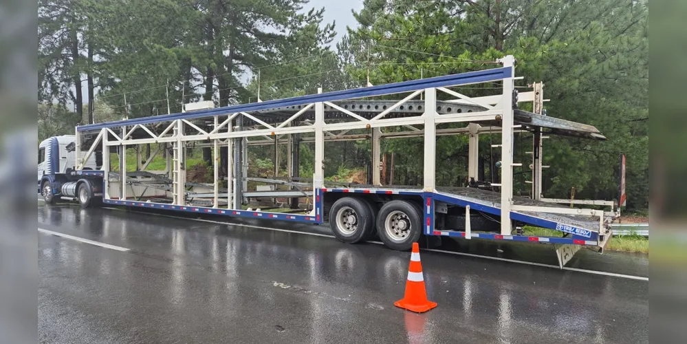 Caminhão com semirreboque que acabou sendo atingido