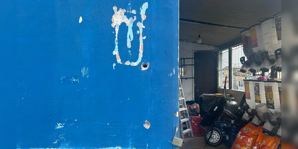 Marca de um dos tiros na parede ma mercearia