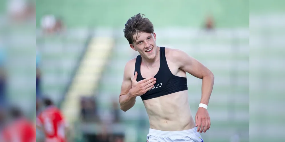 Rafael Nadal comemorou seu gol tirando a camisa e indo em direção aos seus companheiros de equipe