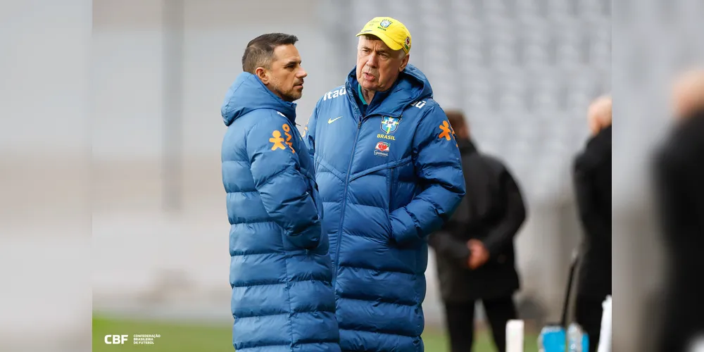 Ancelotti conversa com Rodrigo Caetano durante treino da Seleção na Decathlon Arena, em Lille