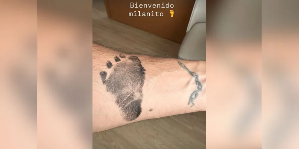 Arrascaeta tatuou o pé do filho