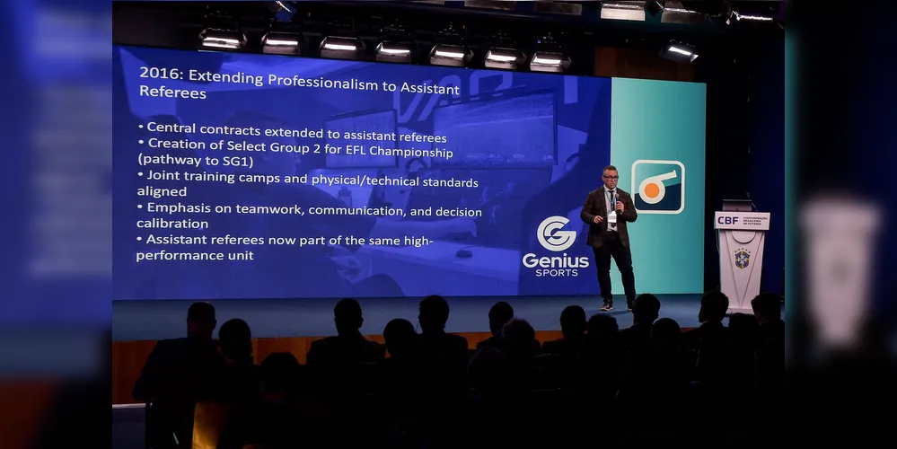Harry Lennard, ex-árbitro da Premier League, foi um dos palestrantes convidados e falou sobre o caminho de profissionalização da arbitragem na Inglaterra